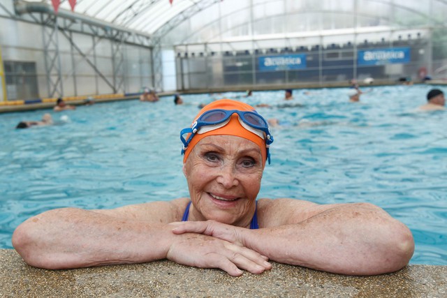 Cảm hứng tích cực từ cụ bà Eliana Busch đam mê bơi lội - Ảnh 2.