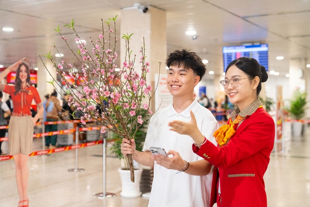 Vietjet nhận vận chuyển mai, đào dịp Tết Bính Ngọ 2026: Giá 450.000 đồng/bó - Ảnh 1.