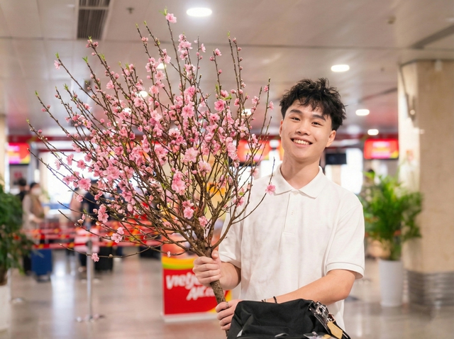 Vietjet nhận vận chuyển mai, đào dịp Tết Bính Ngọ 2026: Giá 450.000 đồng/bó - Ảnh 2.