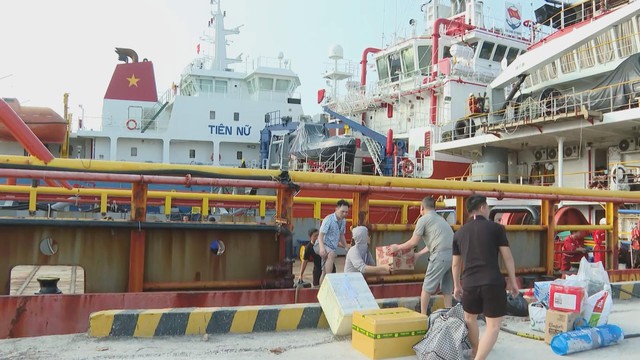 Tàu Tiên Nữ khởi hành tiếp tế Trường Sa, mang Tết ra đảo xa - Ảnh 1.