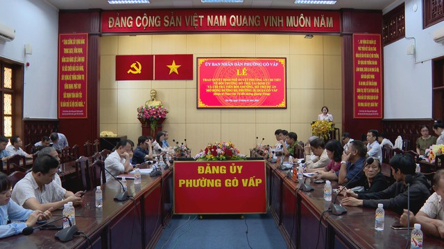 Phường Gò Vấp trao quyết định bồi thường, hỗ trợ tái định cư dự án mở rộng đường D3 - Ảnh 1.