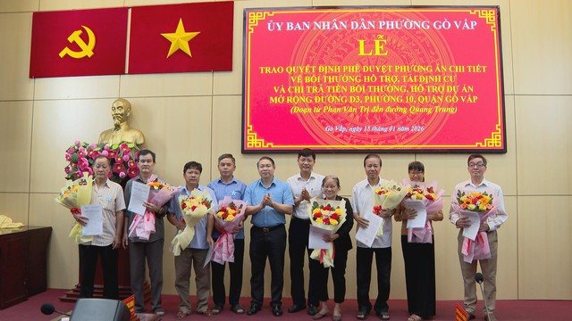 Phường Gò Vấp trao quyết định bồi thường, hỗ trợ tái định cư dự án mở rộng đường D3 - Ảnh 3.