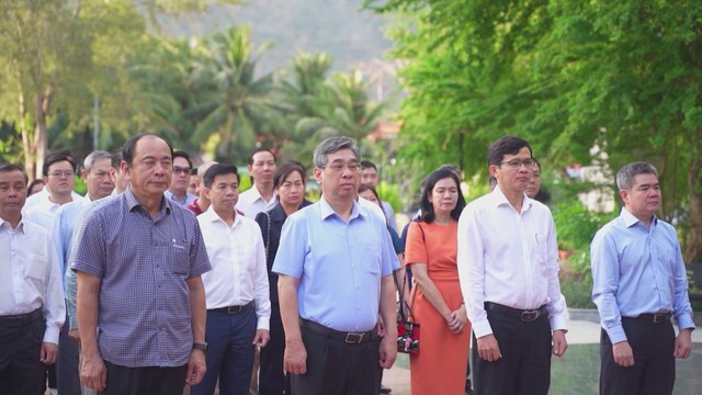 Lãnh đạo TP. Hồ Chí Minh viếng Nghĩa trang liệt sĩ tại Côn Đảo - Ảnh 1.