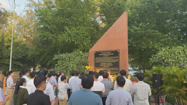 Lãnh đạo TP. Hồ Chí Minh viếng Nghĩa trang liệt sĩ tại Côn Đảo - Ảnh 2.