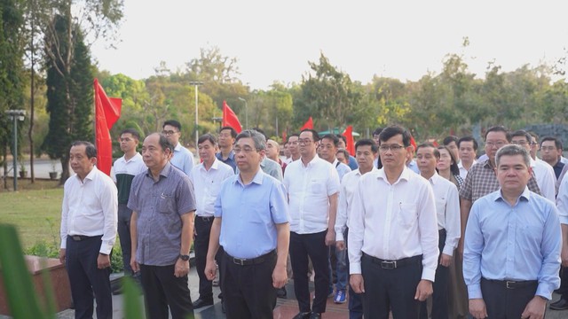 Lãnh đạo TP. Hồ Chí Minh viếng Nghĩa trang liệt sĩ tại Côn Đảo - Ảnh 3.