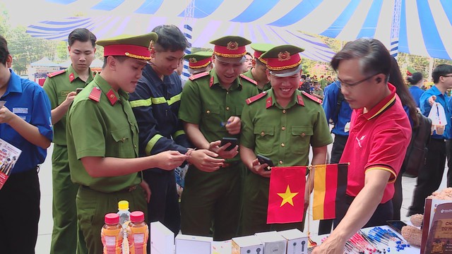 Thời sự HTV ngày 18/1/2026 | TP. Hồ Chí Minh: Khẩn trương xác định nguyên nhân, tiến hành khắc phục sự cố sạt lờ khu vực bờ kè kênh Tàu Hũ - Ảnh 2.