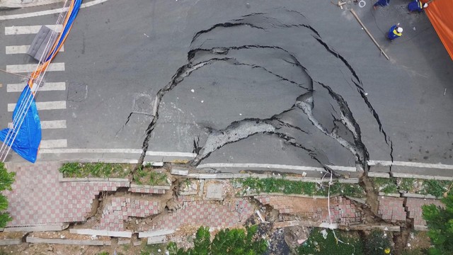 Thời sự HTV ngày 18/1/2026 | TP. Hồ Chí Minh: Khẩn trương xác định nguyên nhân, tiến hành khắc phục sự cố sạt lờ khu vực bờ kè kênh Tàu Hũ - Ảnh 1.