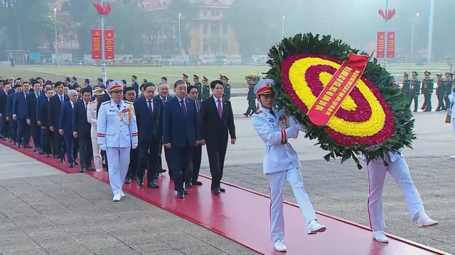 Đại biểu dự Đại hội XIV của Đảng vào Lăng viếng Chủ tịch Hồ Chí Minh - Ảnh 1.