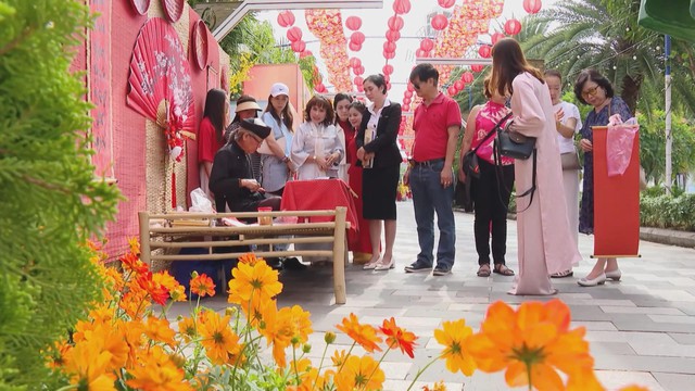 Hơn 500 lượt khách mỗi ngày check-in "Phố xuân" rực rỡ tại Vũng Tàu - Ảnh 5.