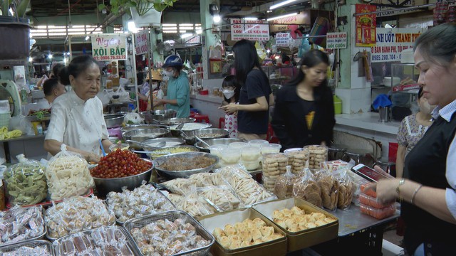 TP. Hồ Chí Minh: Thị trường mua sắm sôi động trong dịp nghỉ Tết Dương lịch 2026 - Ảnh 4.