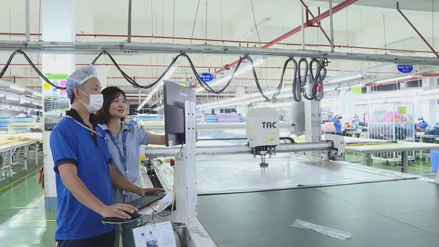 Người lao động phấn khởi khi lương mới được áp dụng - Ảnh 1.