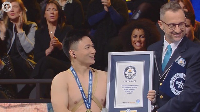 Kỷ lục thế giới: 13 cú xoạc chân trên hệ thống cọc liên hoàn trong một phút - Ảnh 3.