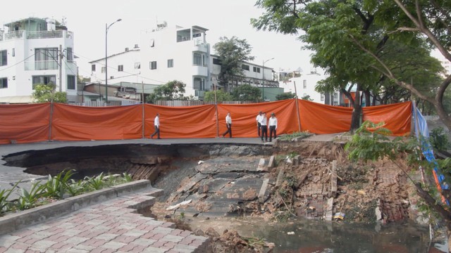 Khẩn trương xử lý sự cố sụp lún nghiêm trọng trên đường Ba Đình, TP. Hồ Chí Minh - Ảnh 3.