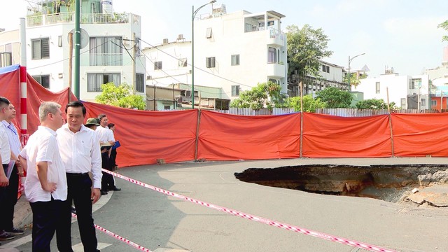 Khẩn trương xử lý sự cố sụp lún nghiêm trọng trên đường Ba Đình, TP. Hồ Chí Minh - Ảnh 1.