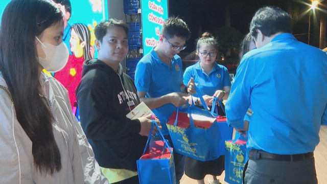 Nhiều doanh nghiệp công bố thưởng Tết sớm, người lao động an tâm gắn bó - Ảnh 4.