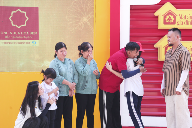 MC Thái Vũ bật khóc khi nghe lời hứa của cô bé với cha mẹ đã khuất - Ảnh 2.