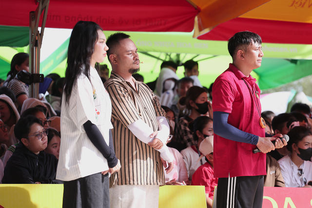 MC Thái Vũ bật khóc khi nghe lời hứa của cô bé với cha mẹ đã khuất - Ảnh 1.