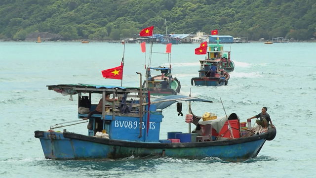 "Còn cờ là còn Tổ quốc": Điểm tựa thiêng liêng của ngư dân giữa trùng khơi - Ảnh 1.
