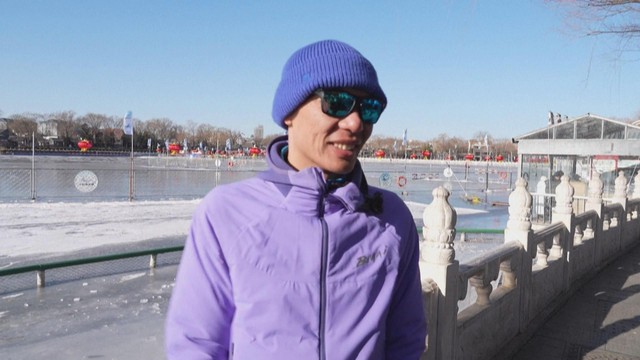 Trung Quốc: Người dân tắm trong làn nước băng giá ở Bắc Kinh - Ảnh 3.