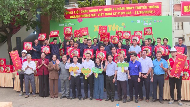 Tết đến sớm với công nhân ngành đường sắt - Ảnh 1.