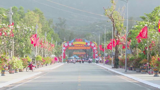 Rực rỡ sắc đỏ "Đường cờ Tổ quốc" giữa lòng Côn Đảo - Ảnh 1.