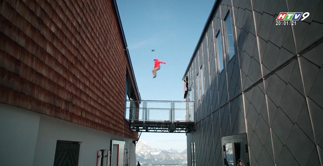 Màn diễn parkour trên tuyết ngoạn mục từ trực thăng - Ảnh 2.