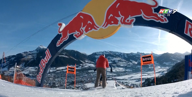 Màn diễn parkour trên tuyết ngoạn mục từ trực thăng - Ảnh 4.