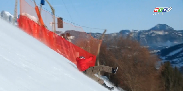 Màn diễn parkour trên tuyết ngoạn mục từ trực thăng - Ảnh 3.