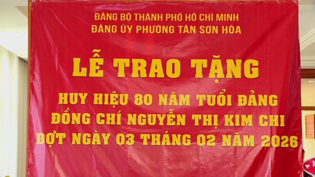 Đảng viên Đảng bộ phường Tân Sơn Hòa nhận Huy hiệu 80 năm tuổi Đảng- Ảnh 1.