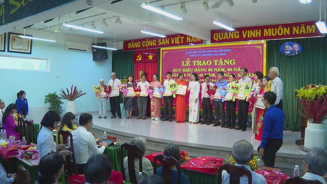 Lãnh đạo TP. Hồ Chí Minh trao Huy hiệu Đảng cho Đảng viên cao tuổi phường Gia Định- Ảnh 1.
