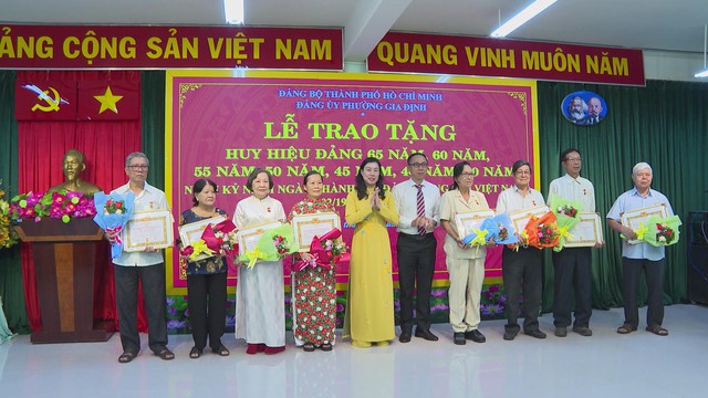 Lãnh đạo TP. Hồ Chí Minh trao Huy hiệu Đảng cho Đảng viên cao tuổi phường Gia Định- Ảnh 3.