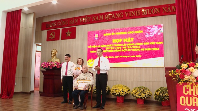 Phường Chợ Quán trao Huy hiệu Đảng nhân kỷ niệm ngày thành lập Đảng Cộng sản Việt Nam- Ảnh 5.