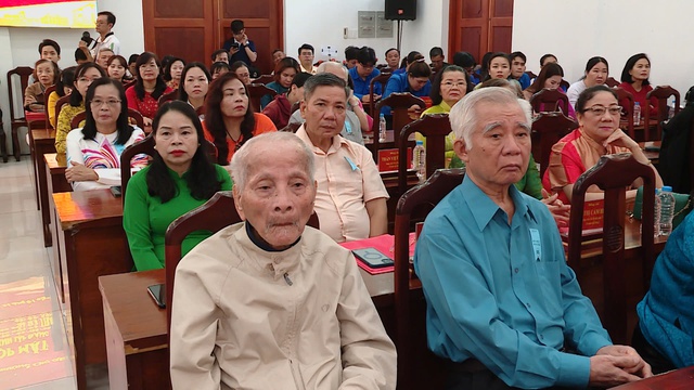 Phường Chợ Quán trao Huy hiệu Đảng nhân kỷ niệm ngày thành lập Đảng Cộng sản Việt Nam- Ảnh 3.