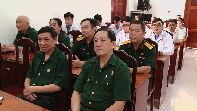 Phường Chợ Quán trao Huy hiệu Đảng nhân kỷ niệm ngày thành lập Đảng Cộng sản Việt Nam- Ảnh 2.