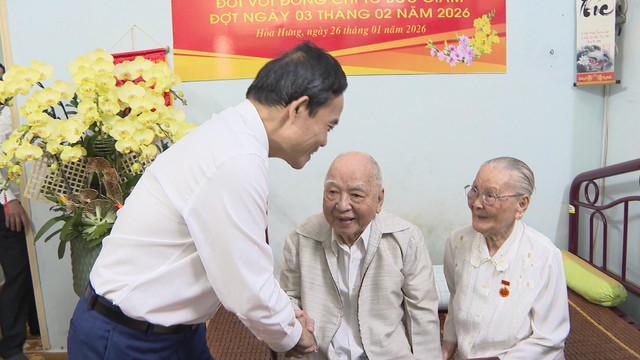 Bí thư Thành ủy TP. Hồ Chí Minh trao Huy hiệu 80 năm tuổi Đảng cho đồng chí Tô Bửu Giám- Ảnh 1.