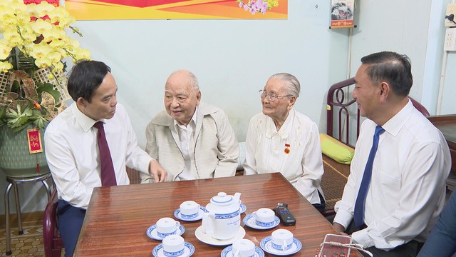 Bí thư Thành ủy TP. Hồ Chí Minh trao Huy hiệu 80 năm tuổi Đảng cho đồng chí Tô Bửu Giám- Ảnh 2.