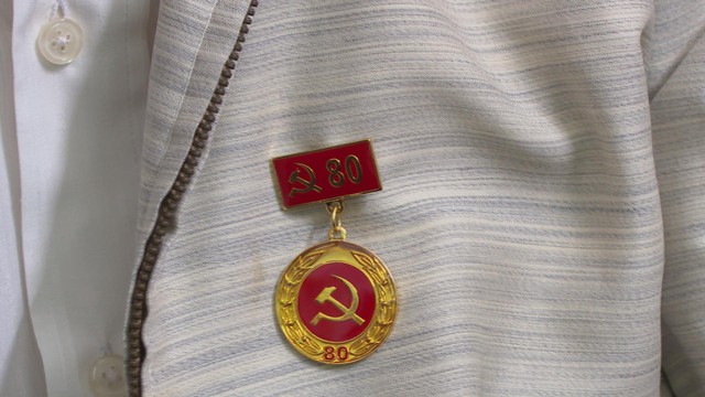 Bí thư Thành ủy TP. Hồ Chí Minh trao Huy hiệu 80 năm tuổi Đảng cho đồng chí Tô Bửu Giám- Ảnh 3.