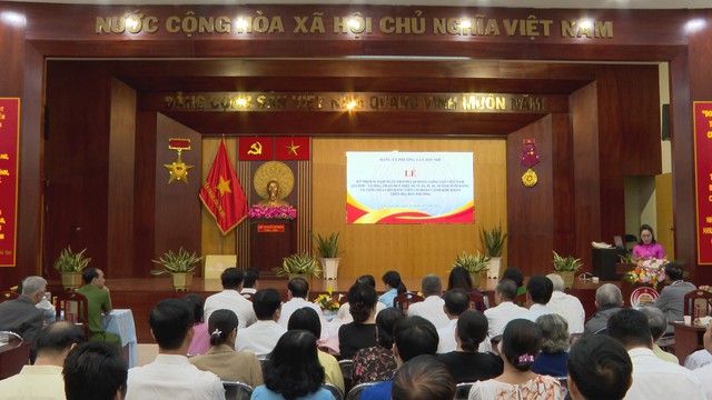 Lãnh đạo Thành ủy TP. Hồ Chí Minh trao Huy hiệu Đảng dịp 3/2 tại phường Tân Sơn Nhì - Ảnh 2.