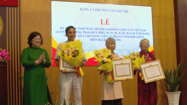 Lãnh đạo Thành ủy TP. Hồ Chí Minh trao Huy hiệu Đảng dịp 3/2 tại phường Tân Sơn Nhì - Ảnh 4.