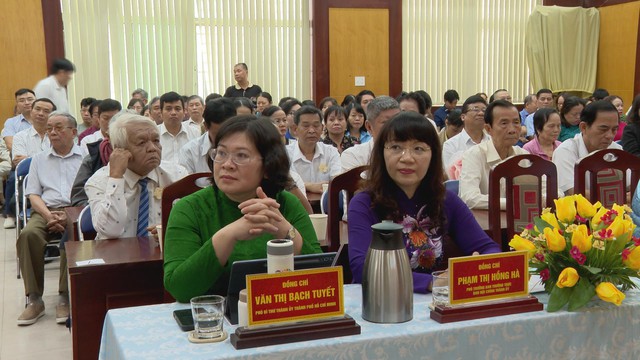 Lãnh đạo Thành ủy TP. Hồ Chí Minh trao Huy hiệu Đảng dịp 3/2 tại phường Tân Sơn Nhì - Ảnh 3.