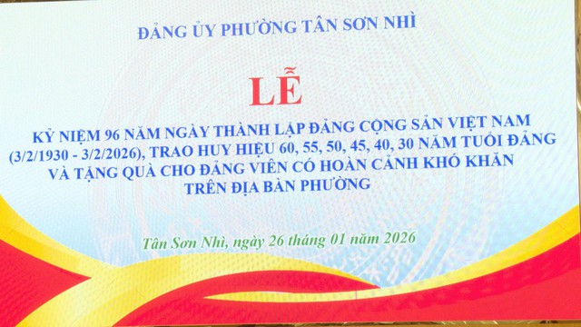 Lãnh đạo Thành ủy TP. Hồ Chí Minh trao Huy hiệu Đảng dịp 3/2 tại phường Tân Sơn Nhì - Ảnh 1.