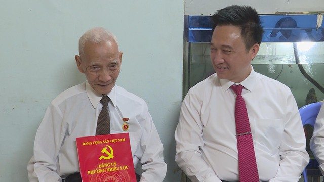 Đồng chí Trần Ngươn Quân vinh dự nhận Huy hiệu 70 năm tuổi Đảng- Ảnh 2.