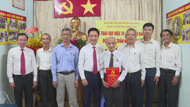 Đồng chí Trần Ngươn Quân vinh dự nhận Huy hiệu 70 năm tuổi Đảng- Ảnh 4.