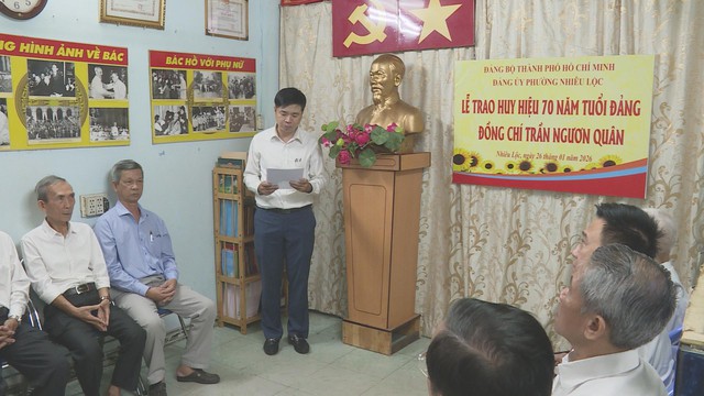 Đồng chí Trần Ngươn Quân vinh dự nhận Huy hiệu 70 năm tuổi Đảng- Ảnh 1.