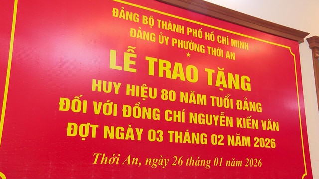 Lãnh đạo TP. Hồ Chí Minh trao tặng Huy hiệu 80 năm tuổi Đảng cho Đảng viên Nguyễn Kiến Văn- Ảnh 1. Lãnh đạo TP. Hồ Chí Minh trao tặng Huy hiệu 80 năm tuổi Đảng cho Đảng viên Nguyễn Kiến Văn- Ảnh 1.