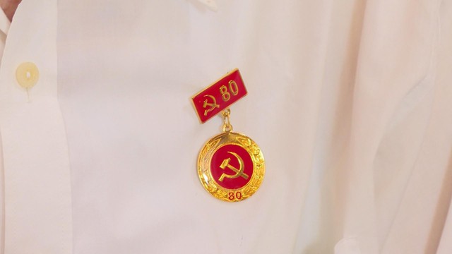 Lãnh đạo TP. Hồ Chí Minh trao tặng Huy hiệu 80 năm tuổi Đảng cho Đảng viên Nguyễn Kiến Văn- Ảnh 4. Lãnh đạo TP. Hồ Chí Minh trao tặng Huy hiệu 80 năm tuổi Đảng cho Đảng viên Nguyễn Kiến Văn- Ảnh 4.