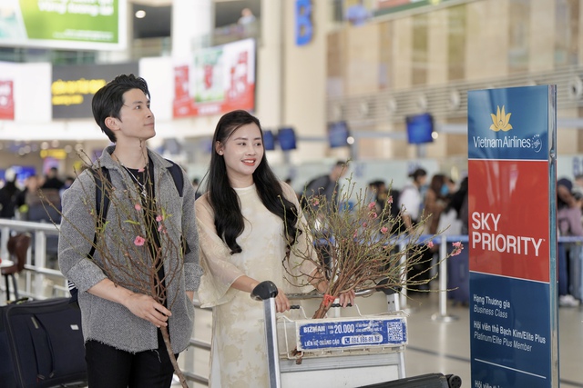 Vietnam Airlines vận chuyển mai đào Tết Nguyên Đán Bính Ngọ 2026 - Ảnh 1.