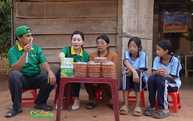 MC Quyền Linh xót xa trước nghịch cảnh của người mẹ đơn thân nuôi 3 con nhỏ - Ảnh 10.