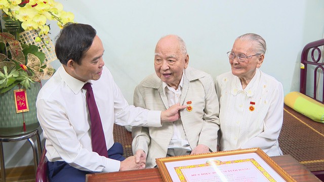 Thời sự HTV ngày 27/1/2026 | Bí thư Thành ủy TP. Hồ Chí Minh Trần Lưu Quang trao Huy hiệu 80 năm tuổi Đảng - Ảnh 1.