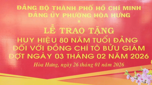 Bí thư thành ủy TP. Hồ Chí Minh trao huy hiệu 80 năm tuổi đảng cho đảng viên lão thành - Ảnh 1.